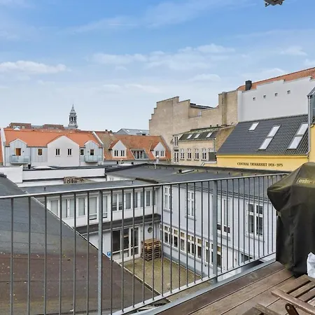 Center With Balcony And Private Parking * Ålborg